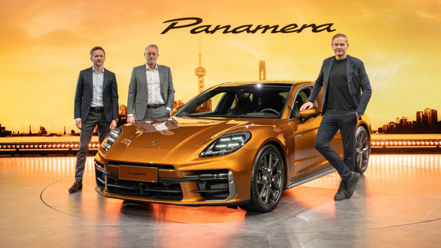 Peter Varga, Director Exterior Design at Porsche, Detlev von Platen, Member of the Executive Board, Sales and Marketing, Oliver Blume, Chairman of the Executive Board (l-r), Panamera Turbo E-Hybrid, Shanghai, 2023, Porsche AG